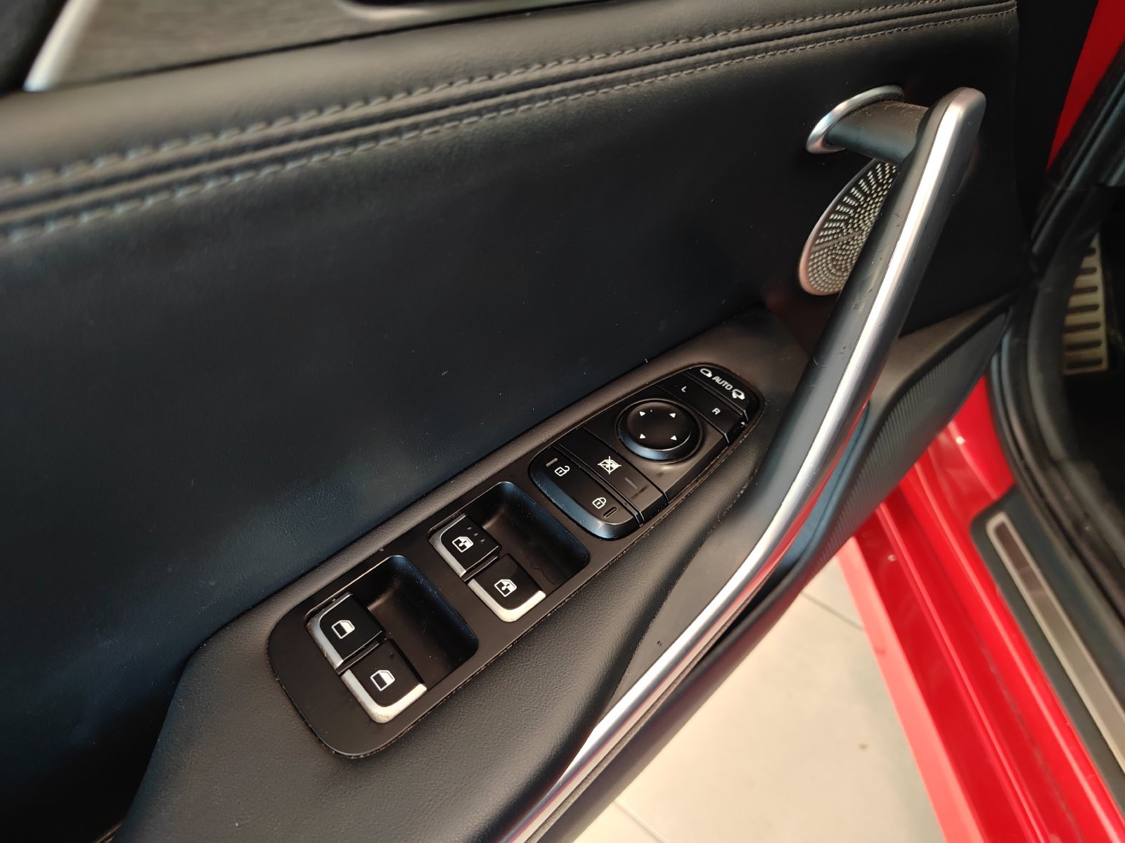 Used 2018 Kia Stinger GT2 RWD image 11