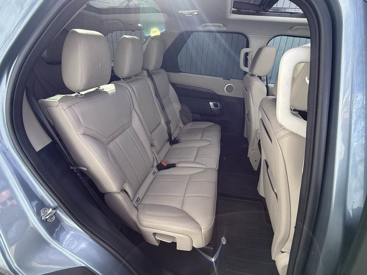 Used 2018 Land Rover Discovery HSE image 17