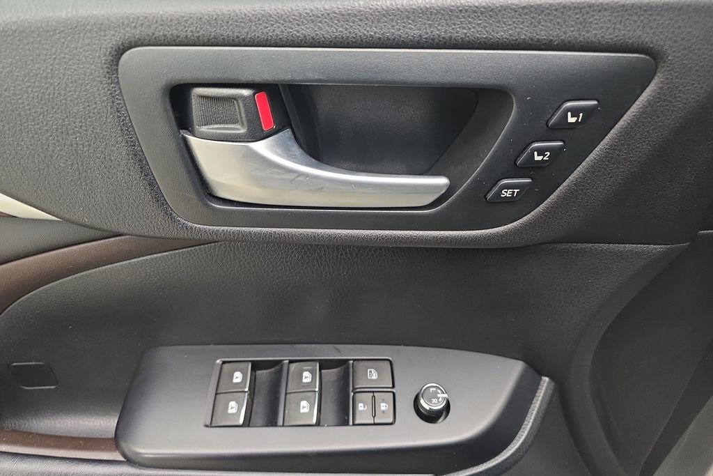 Used 2016 Toyota Highlander Limited w/ Driver Technology Package image 14