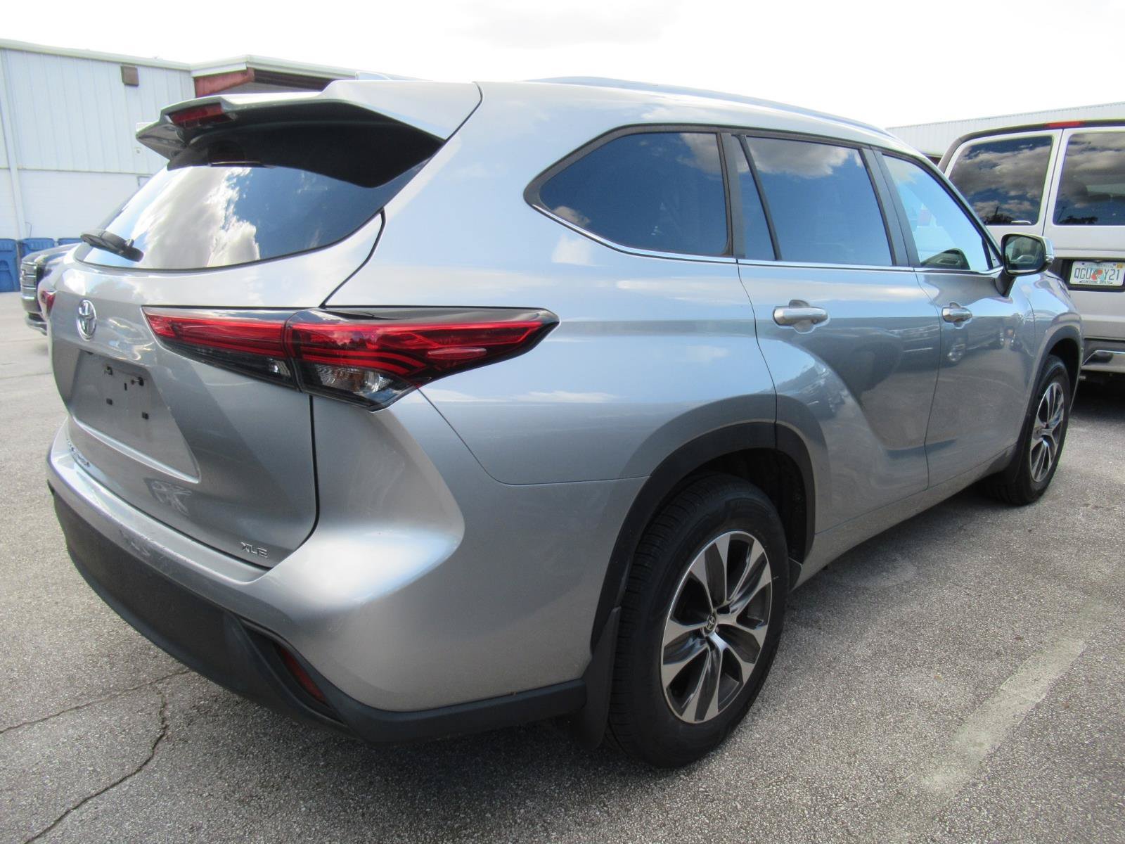 Used 2023 Toyota Highlander XLE FWD image 8