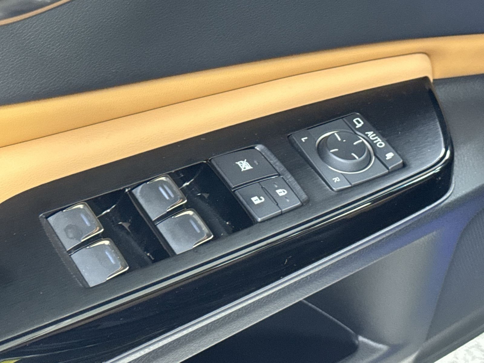 Used 2024 Lexus ES 300h w/ Premium Package FWD image 27
