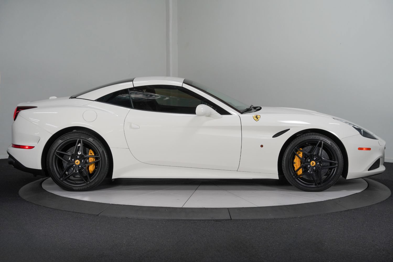 Used 2016 Ferrari California T RWD image 9
