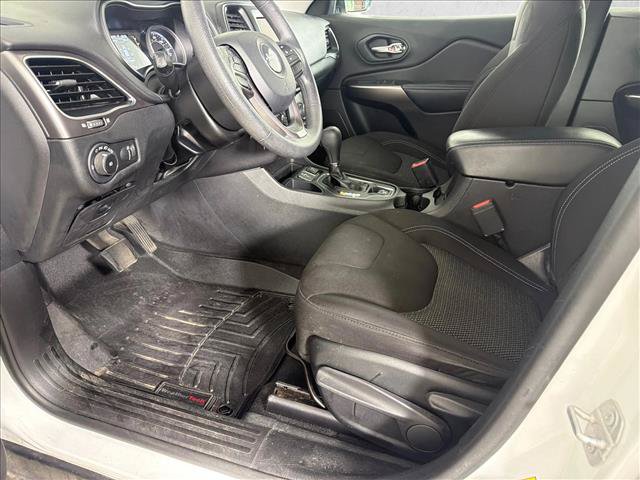 Used 2019 Jeep Cherokee Latitude w/ Popular Appearance Group FWD image 9