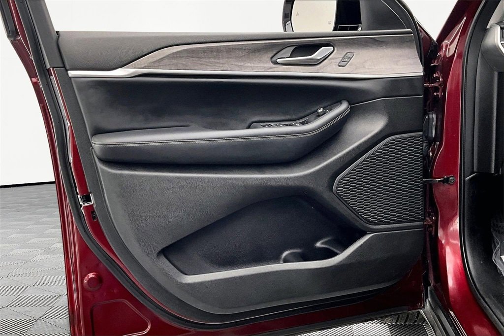 Used 2023 Jeep Grand Cherokee Limited w/ Black Appearance Package image 23