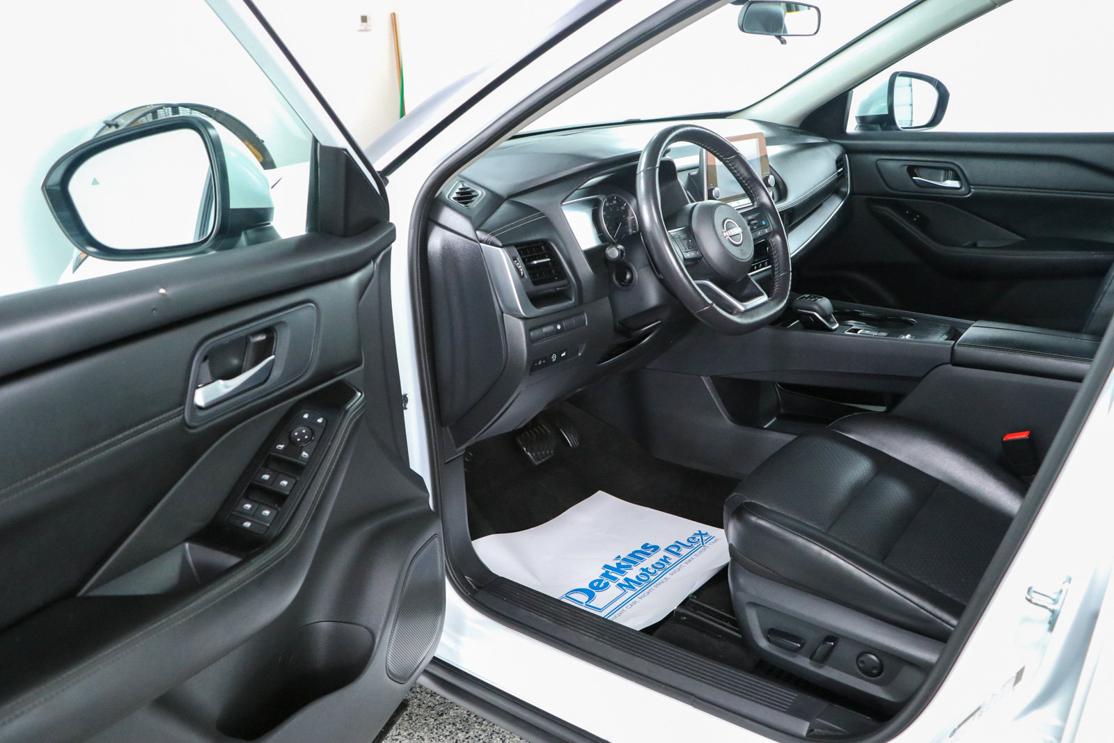 Used 2024 Nissan Rogue SV w/ SV Premium Package FWD image 3