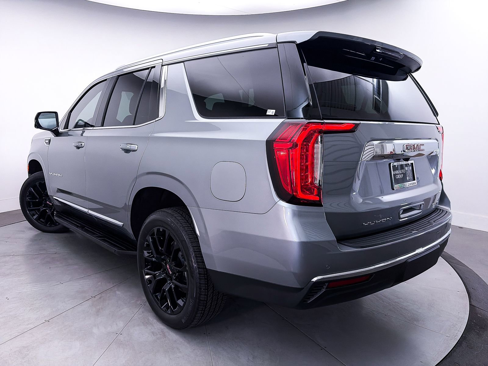 Used 2023 GMC Yukon SLT w/ SLT Premium Package AWD/4WD image 2
