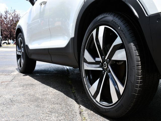 Used 2025 Volvo XC40 B5 Plus w/ Protection Package Premier AWD/4WD image 9