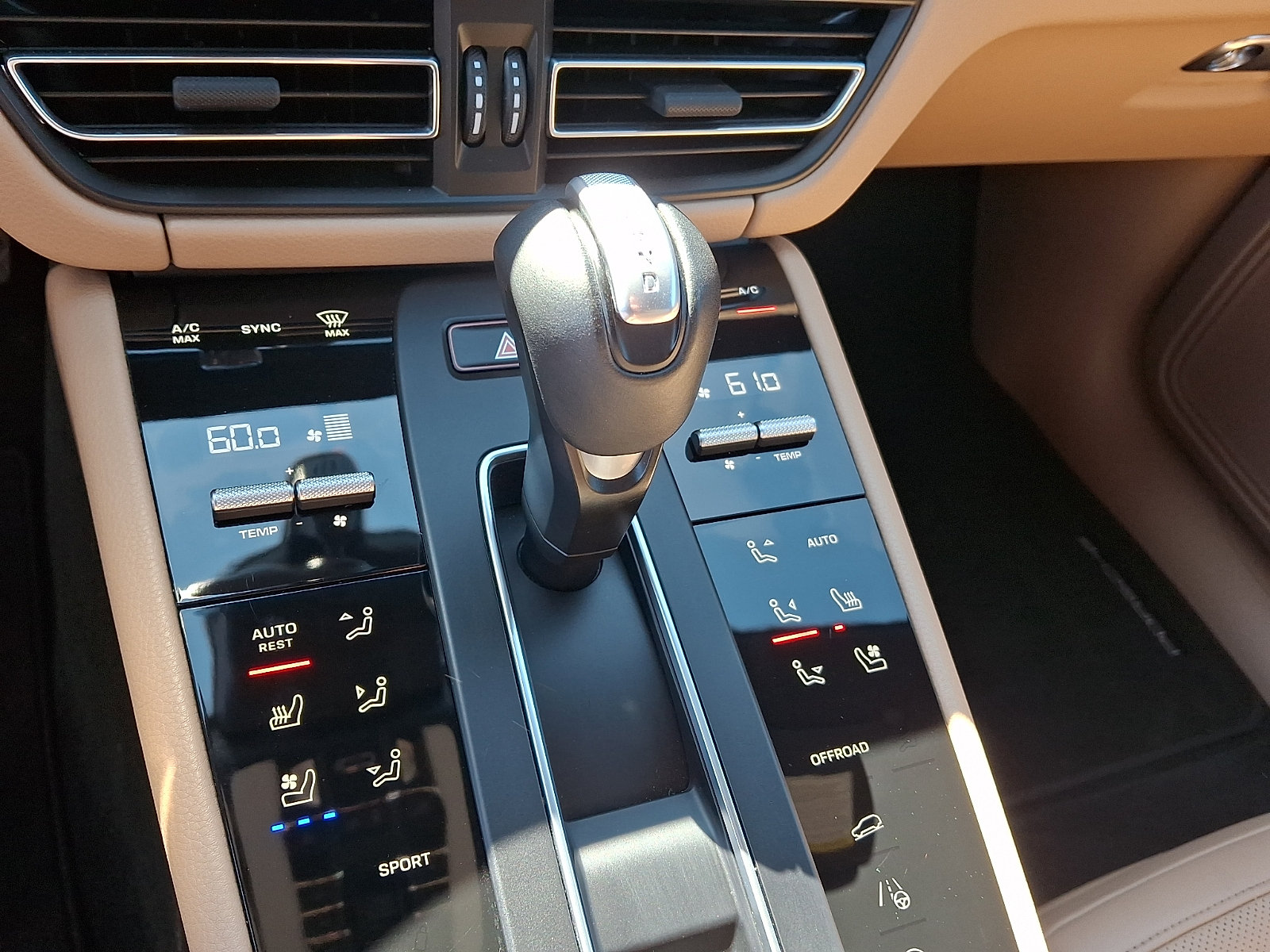 Used 2022 Porsche Macan AWD/4WD image 16
