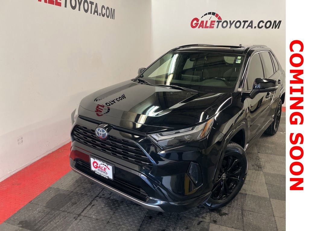 Used 2022 Toyota RAV4 SE w/ Convenience Package image 2