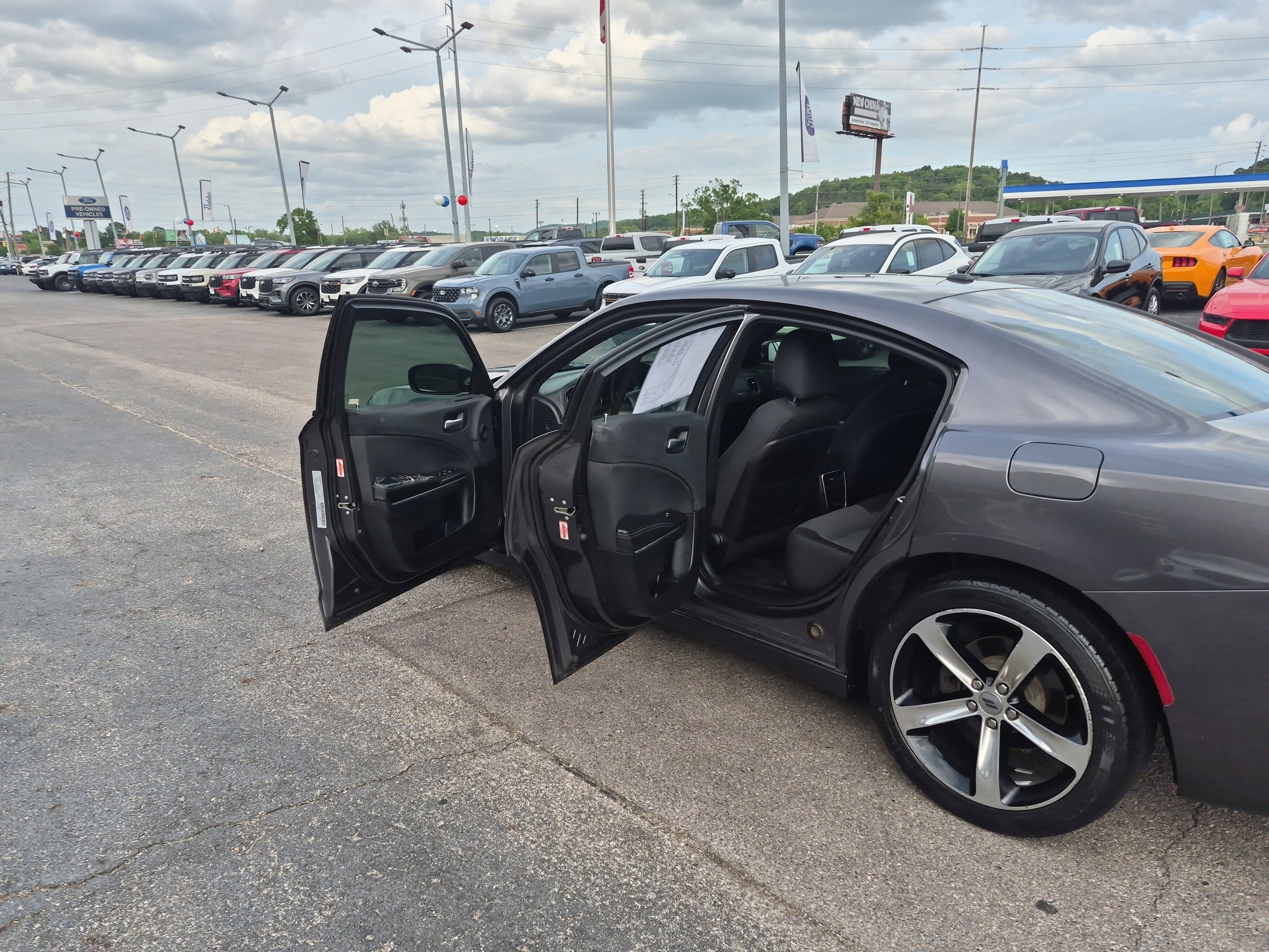 Used 2017 Dodge Charger SE w/ Popular Equipment Group RWD image 13