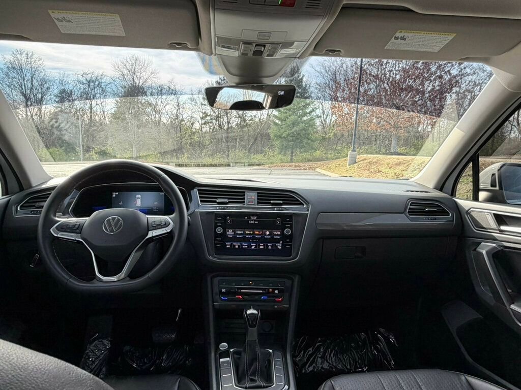 Used 2022 Volkswagen Tiguan SE w/ Panoramic Sunroof Package image 12