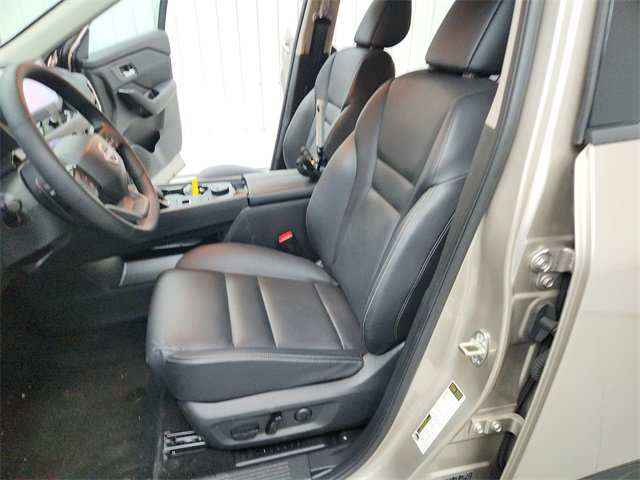 Used 2025 Nissan Rogue SL w/ Tech Package image 19