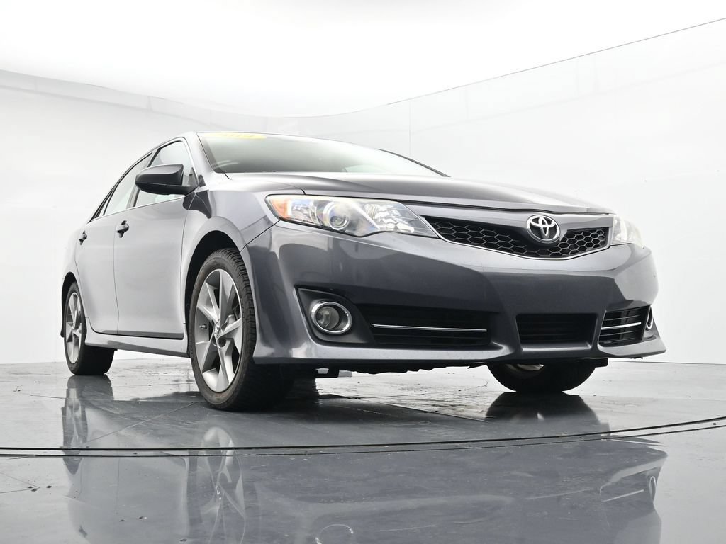 Used 2014 Toyota Camry SE w/ Leather Package FWD image 32