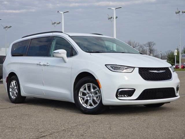 Used 2022 Chrysler Pacifica Touring-L image 3