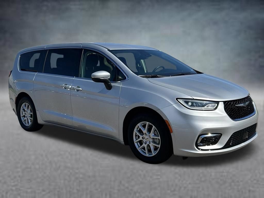 Used 2023 Chrysler Pacifica Touring-L FWD image 7