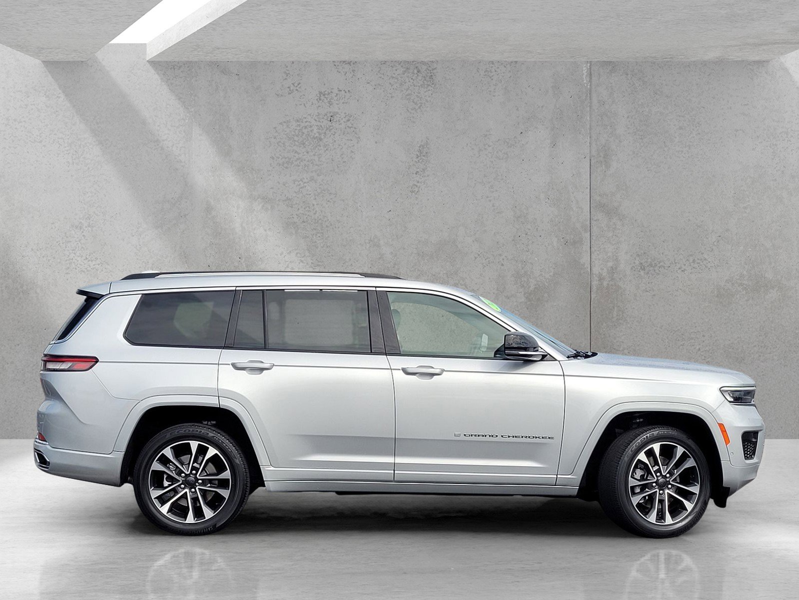 Used 2022 Jeep Grand Cherokee L Overland RWD image 3