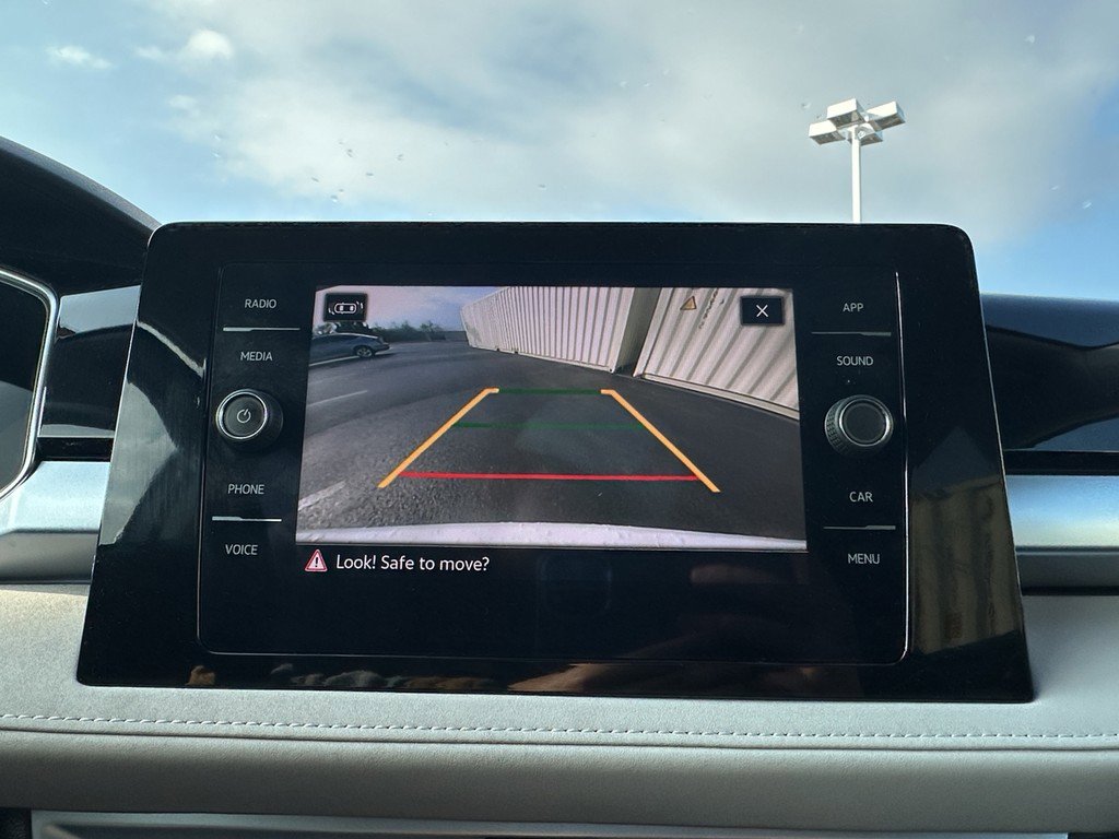 Used 2025 Volkswagen Taos SE w/ Panoramic Sunroof Package image 27