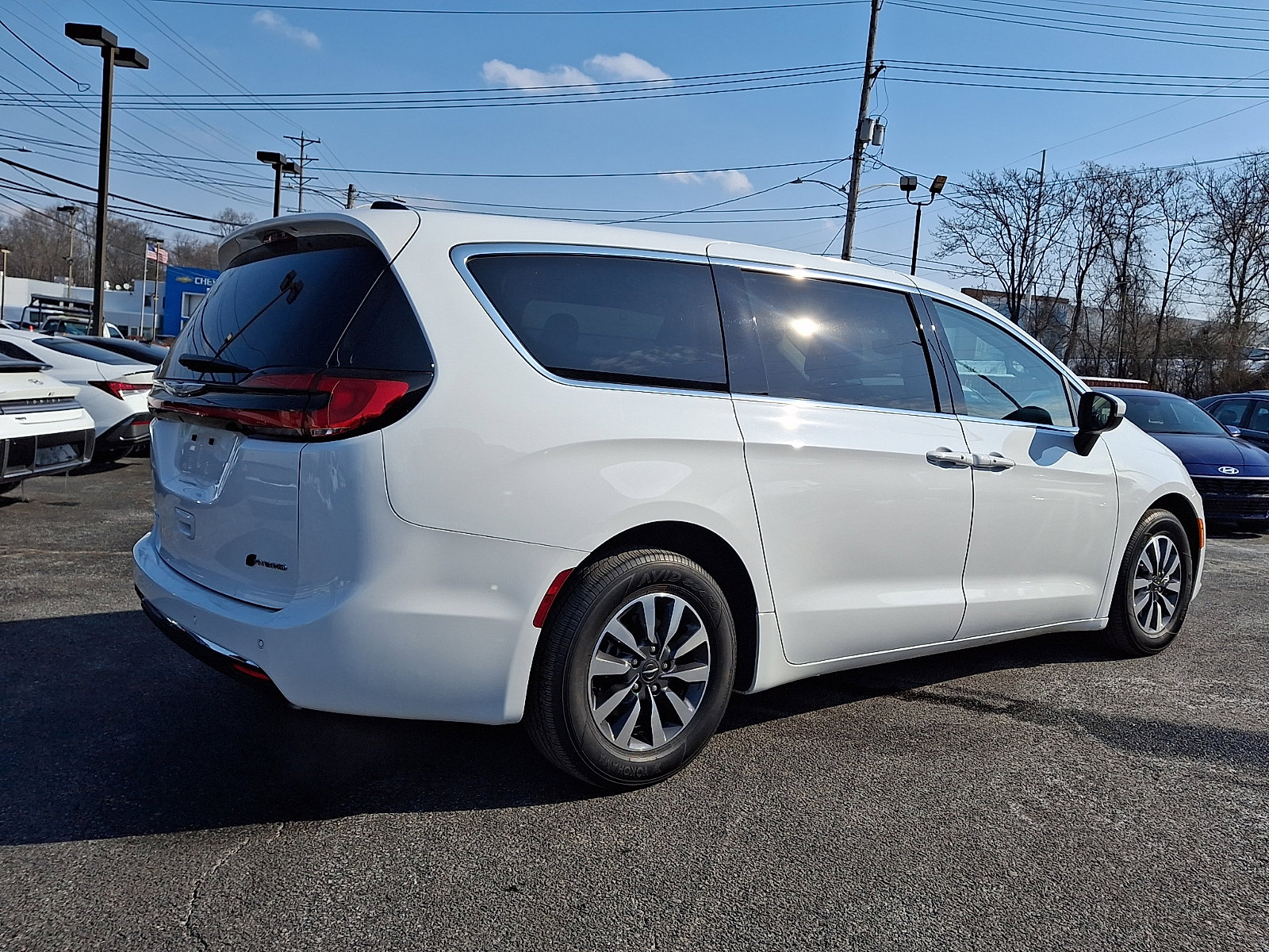 Used 2023 Chrysler Pacifica Touring-L image 6