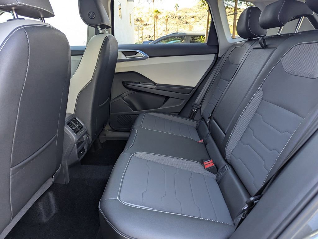 Used 2025 Volkswagen Taos SE w/ Panoramic Sunroof Package FWD image 18