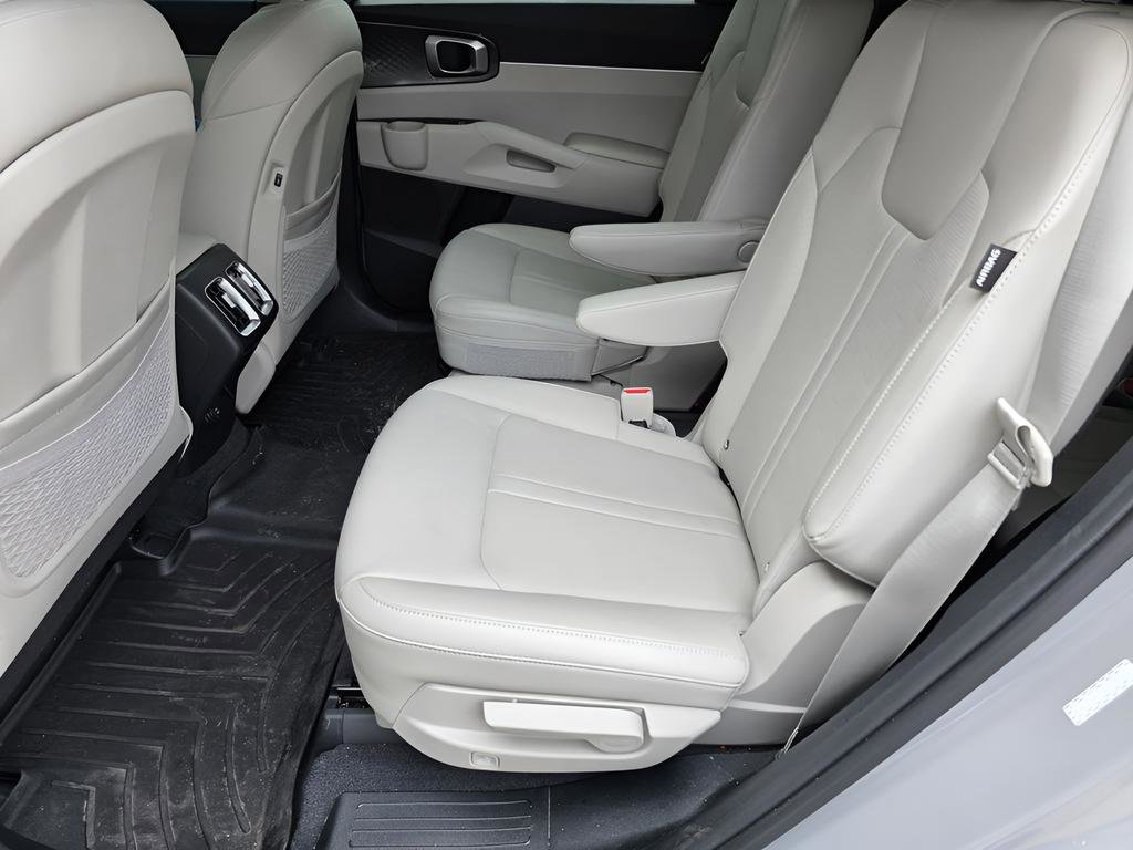 Used 2025 Kia Sorento EX w/ Panoramic Sunroof Package FWD image 17