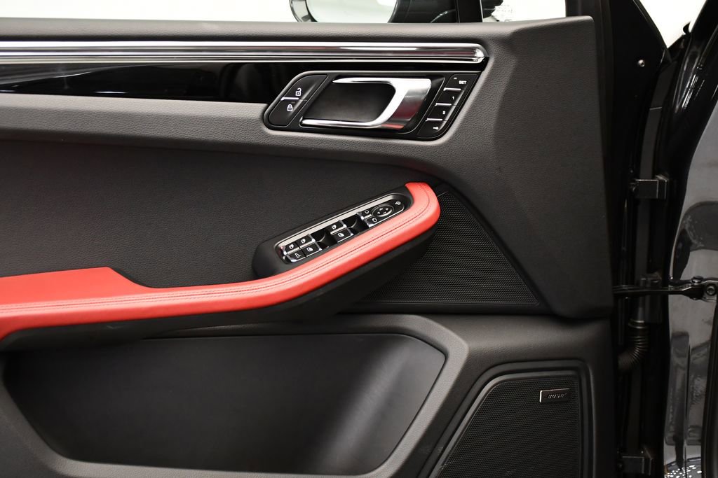 Certified 2025 Porsche Macan image 35