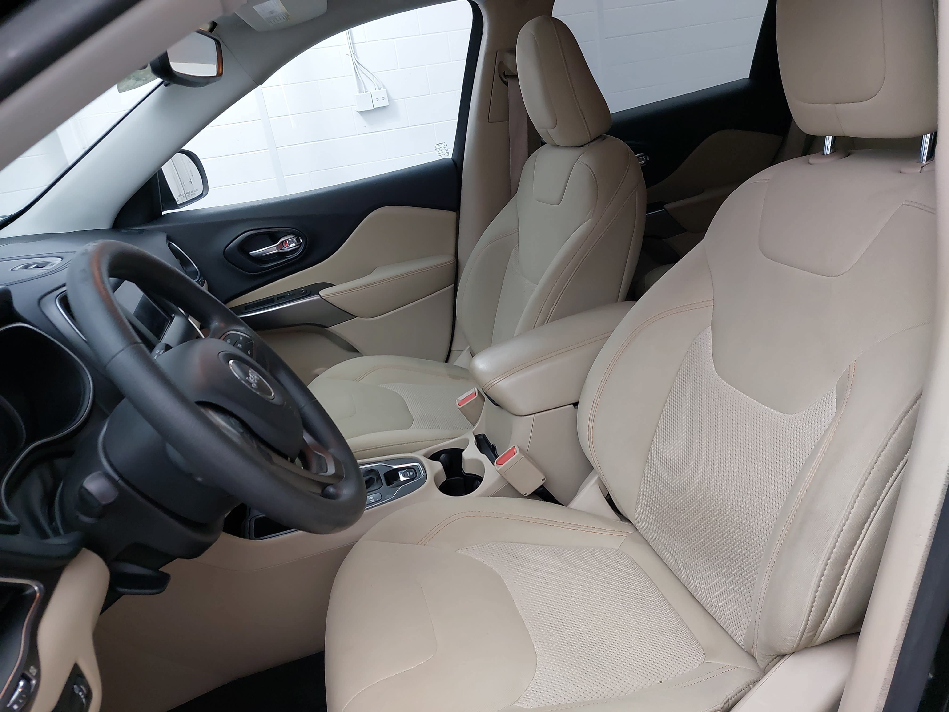 Used 2021 Jeep Cherokee Latitude FWD image 5