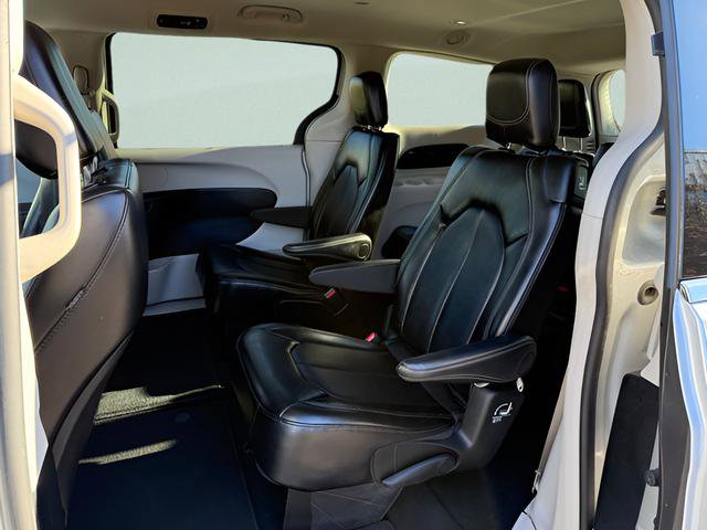 Used 2024 Chrysler Pacifica Touring-L FWD image 4
