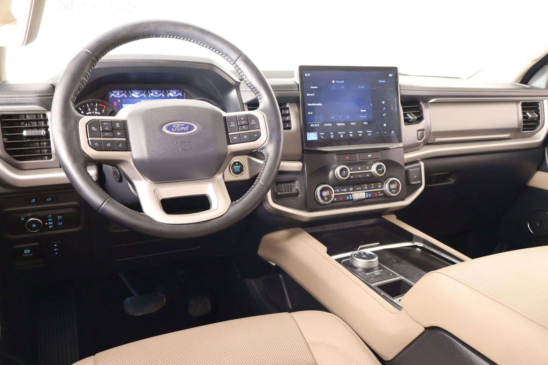 Used 2022 Ford Expedition XLT RWD image 2