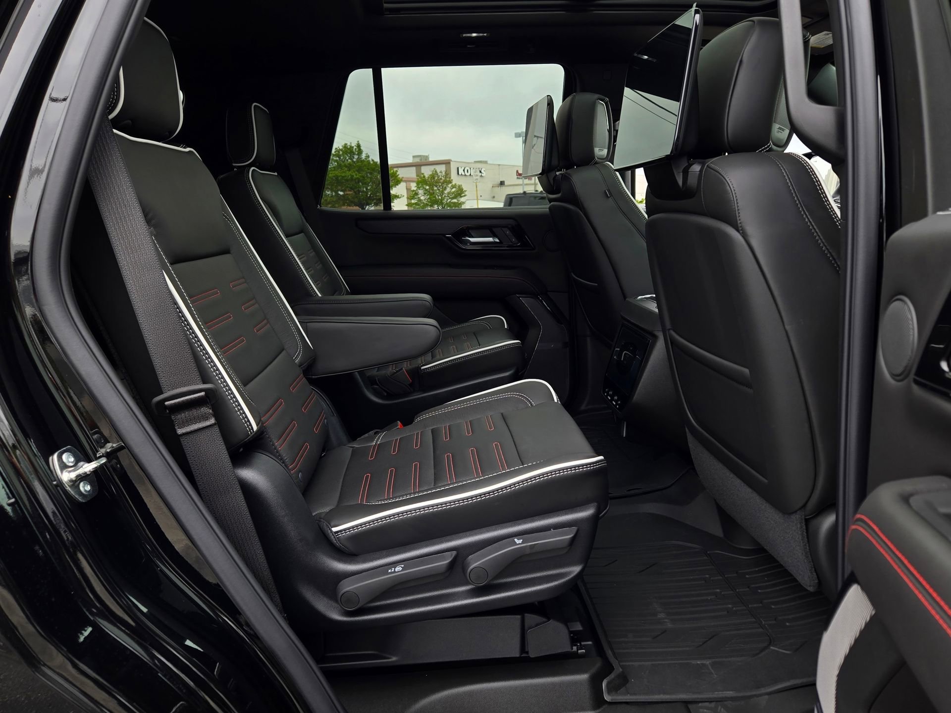 New 2026 GMC Yukon AT4 Ultimate w/ LPO, Floor Liner Package AWD/4WD image 25