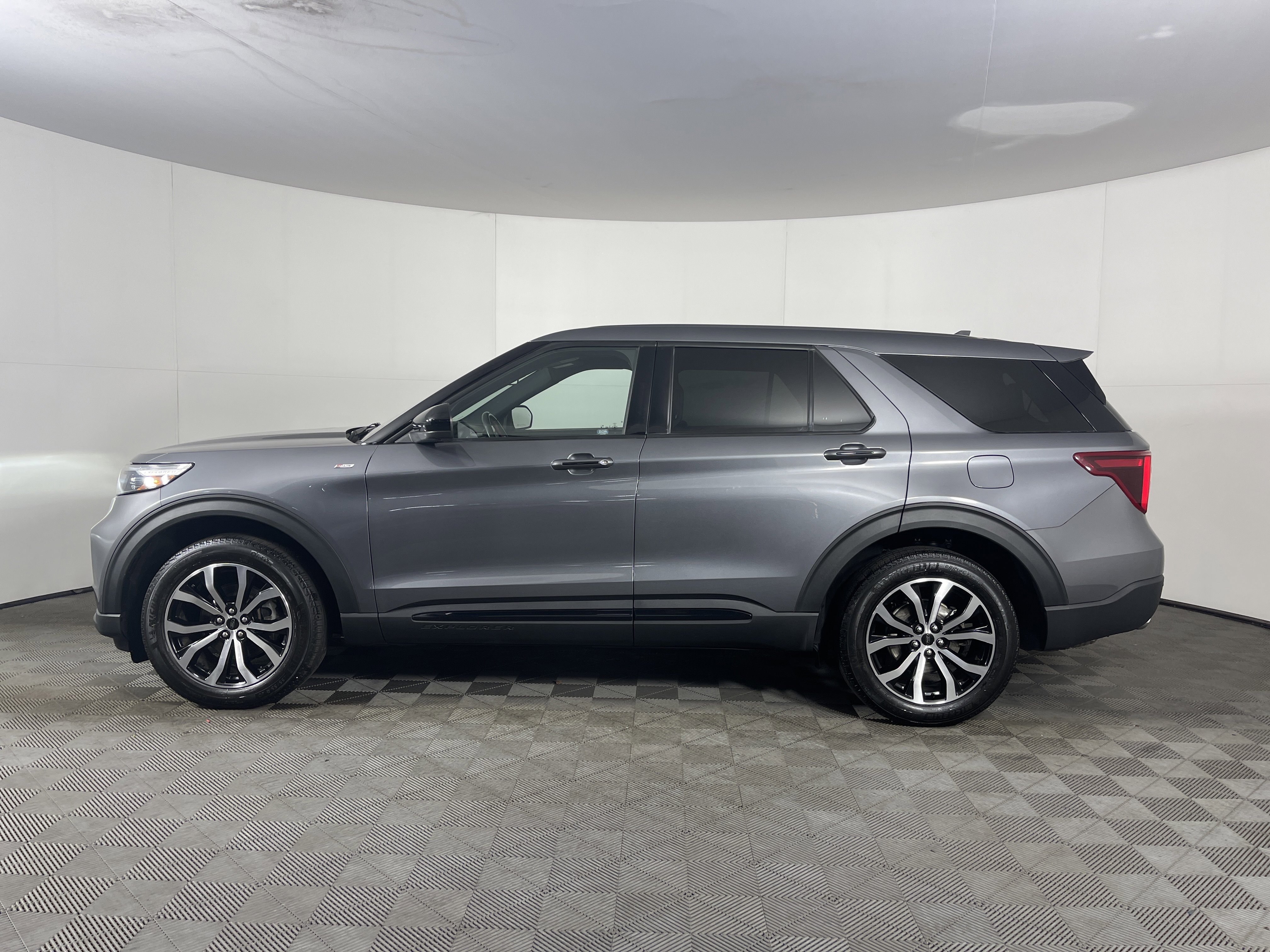 Used 2022 Ford Explorer ST-Line image 3