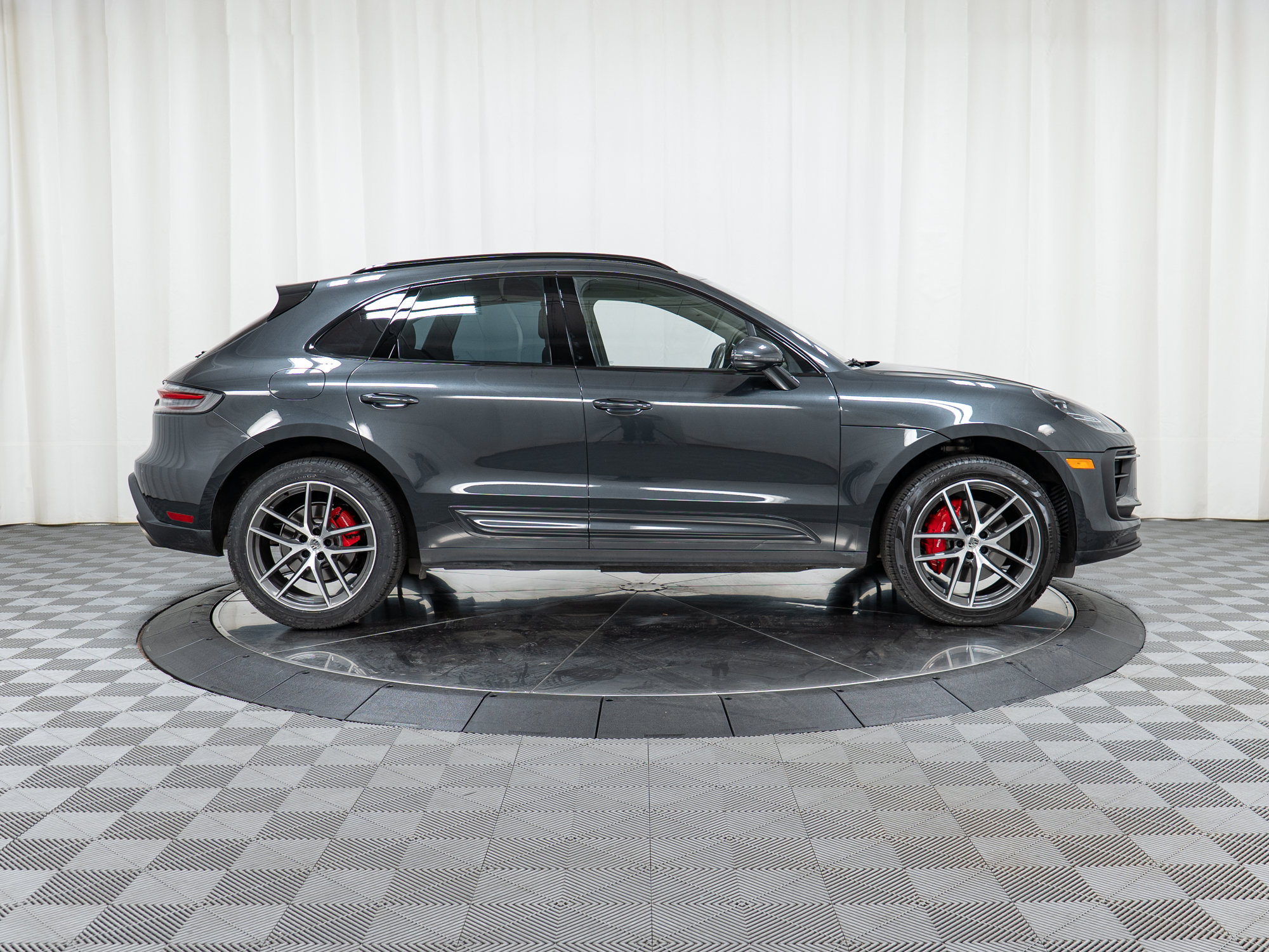 Certified 2022 Porsche Macan S AWD/4WD image 9