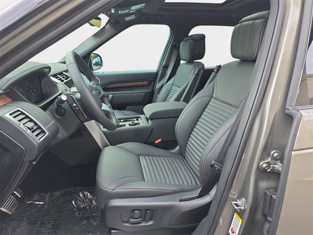 New 2025 Land Rover Discovery Dynamic SE image 16