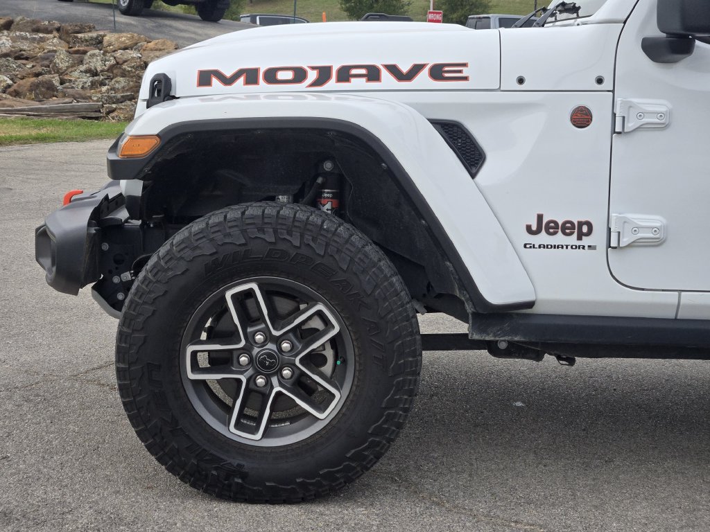 Used 2025 Jeep Gladiator Mojave w/ Convenience Group AWD/4WD image 8