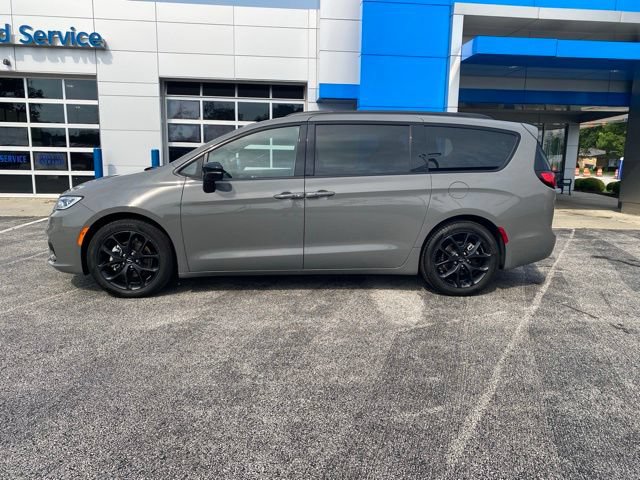 Used 2025 Chrysler Pacifica Limited FWD image 2