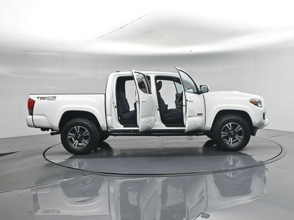 Used 2017 Toyota Tacoma TRD Sport w/ Tow Package RWD image 4