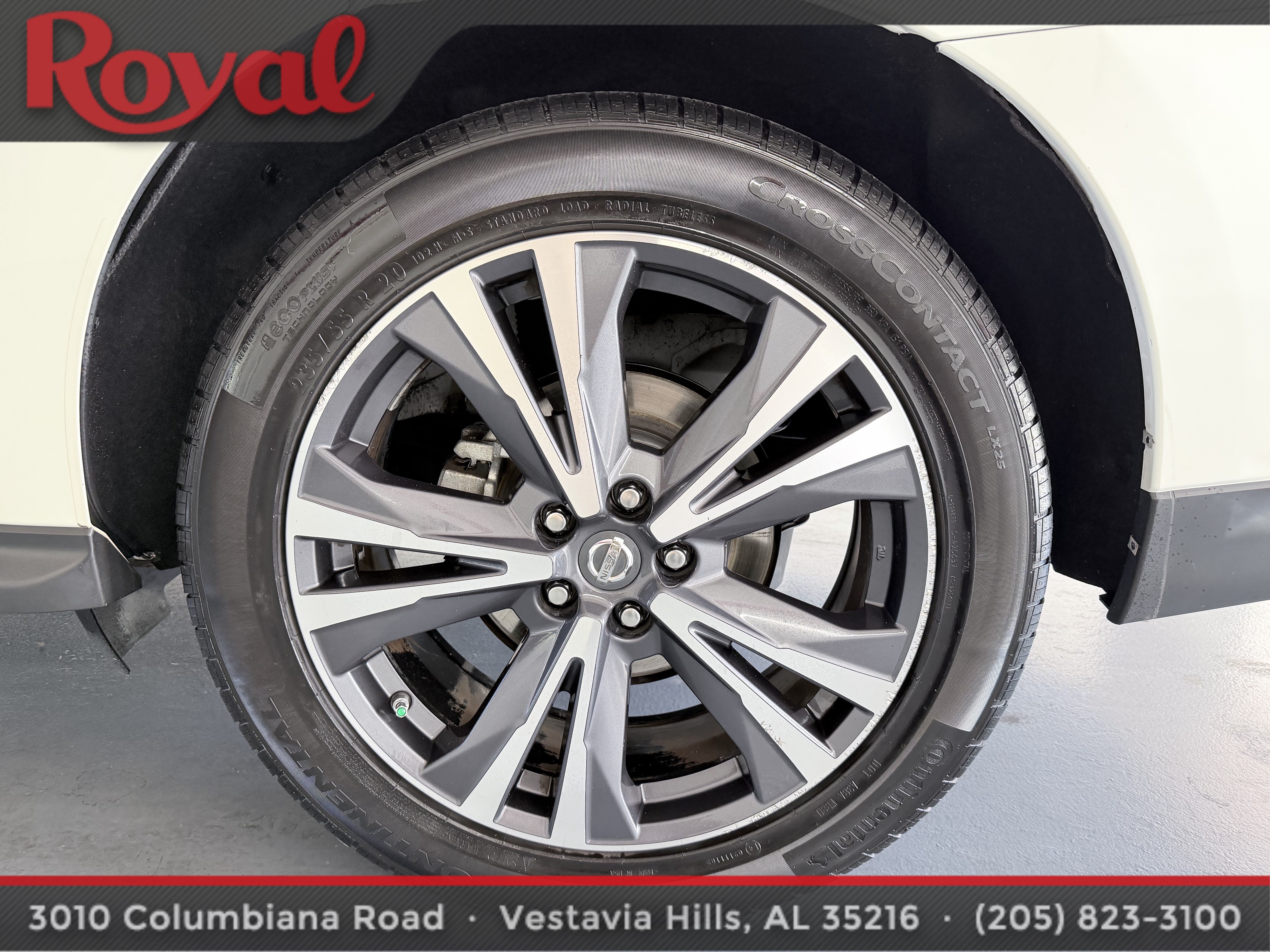 Used 2017 Nissan Pathfinder Platinum w/ Family Entertainment Package FWD image 11