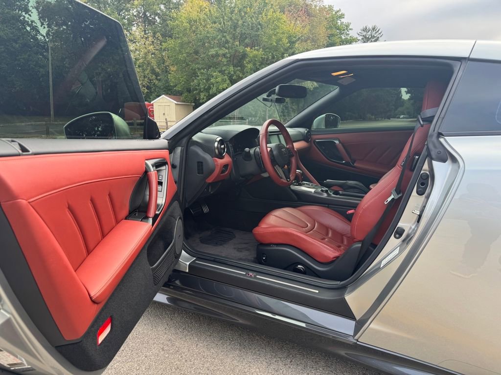 Used 2017 Nissan GT-R Premium w/ Premium Interior Package image 29