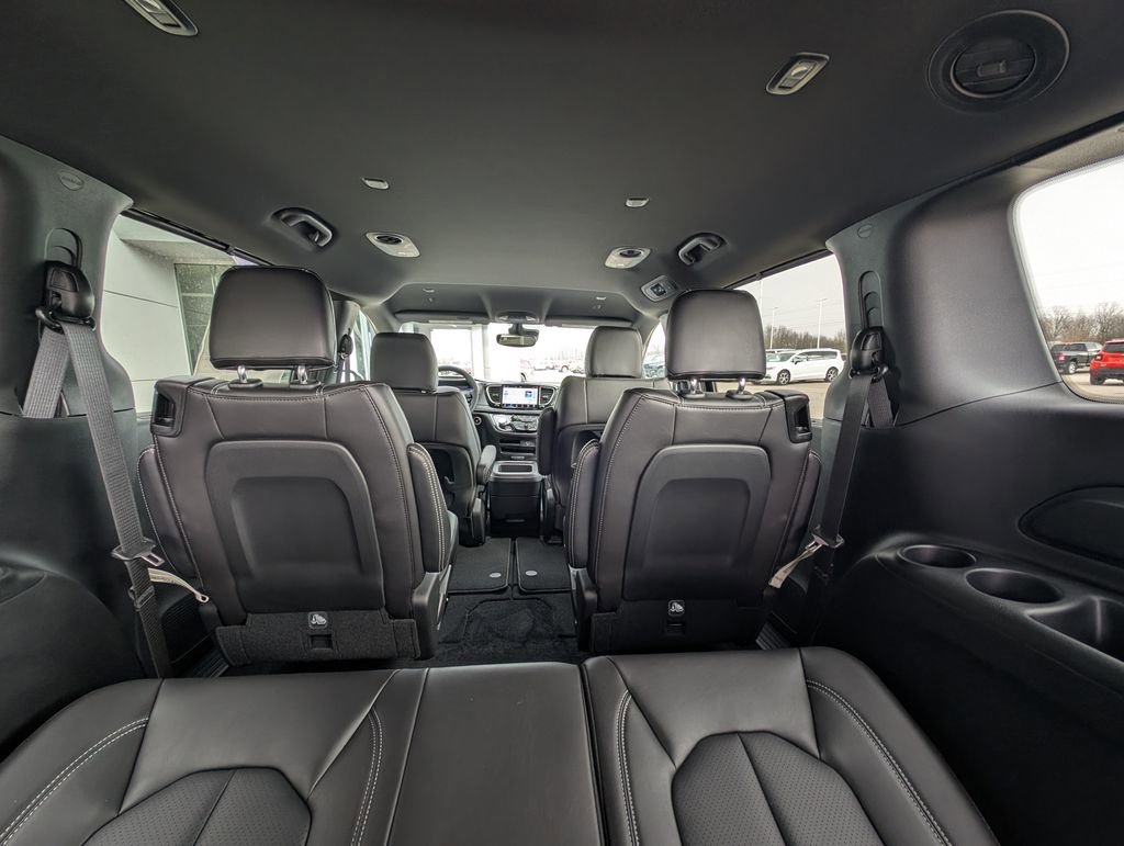 New 2026 Chrysler Pacifica Select image 16