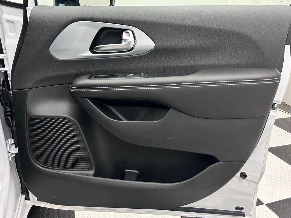 New 2026 Chrysler Pacifica Limited w/ S Appearance Package image 18