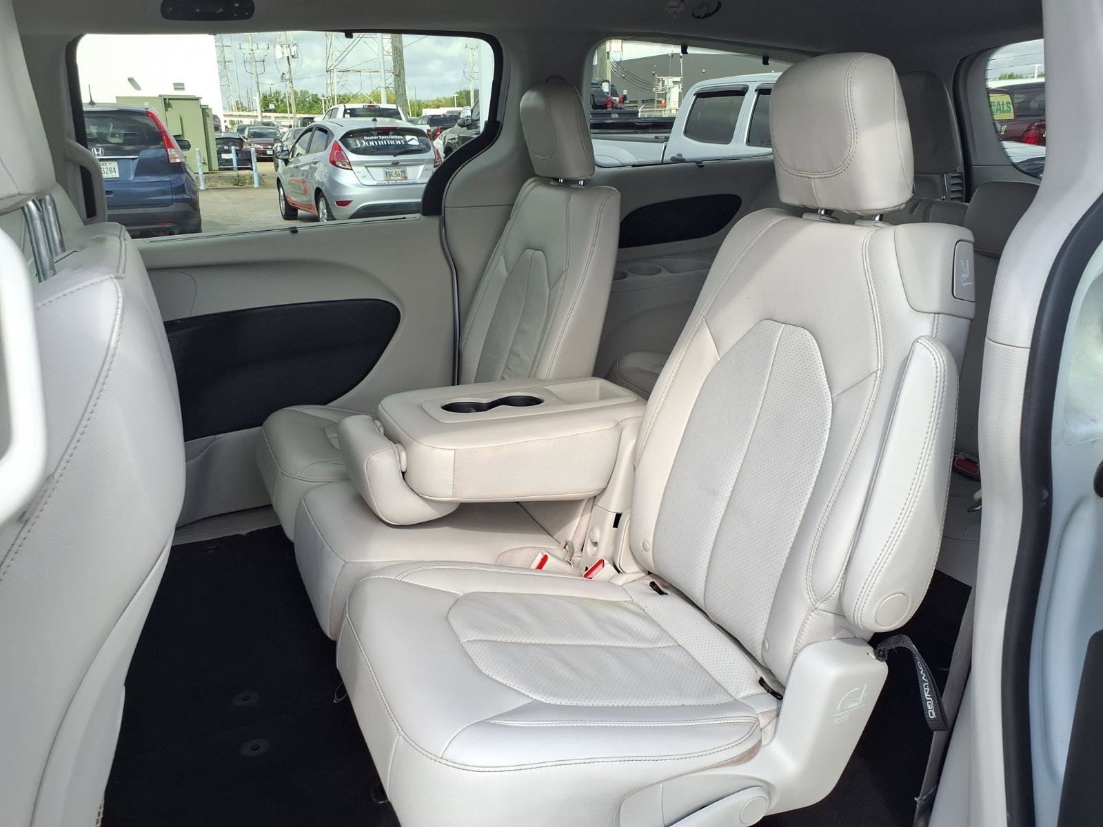 Used 2018 Chrysler Pacifica Touring-L image 18