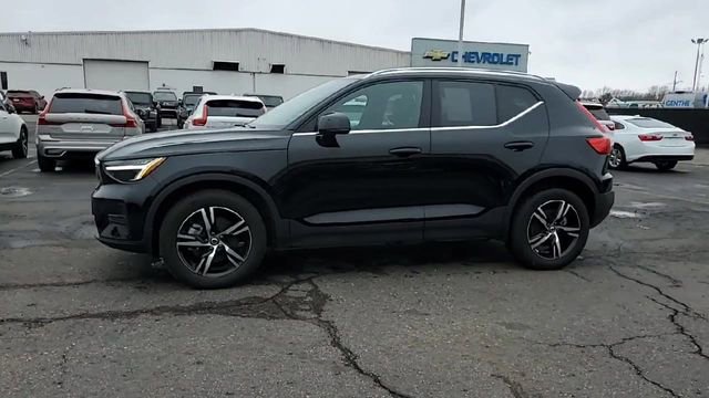 Used 2025 Volvo XC40 B5 Core image 4
