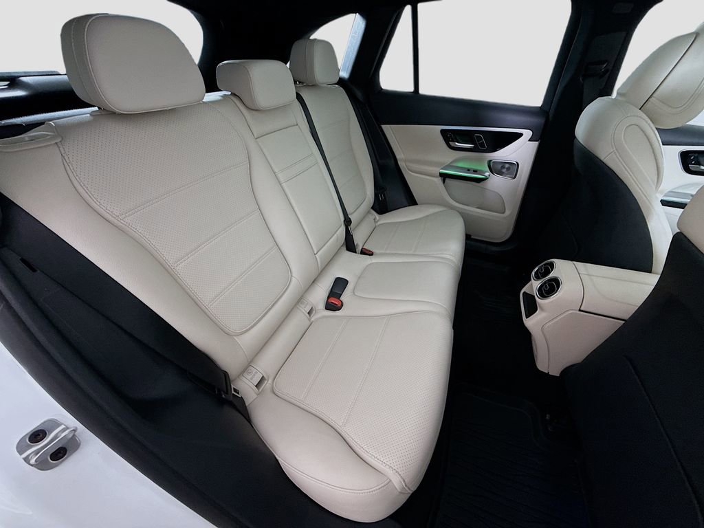 Used 2025 Mercedes-Benz GLC 300 4MATIC image 28