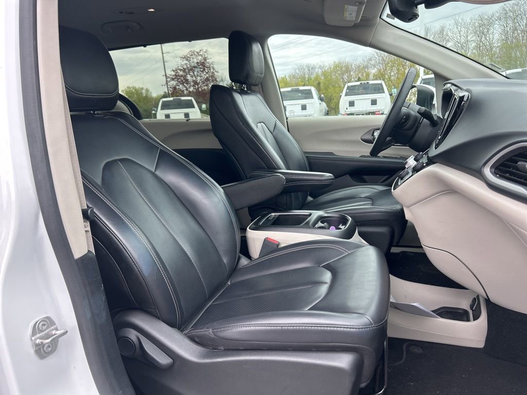 Used 2023 Chrysler Pacifica Touring-L FWD image 10