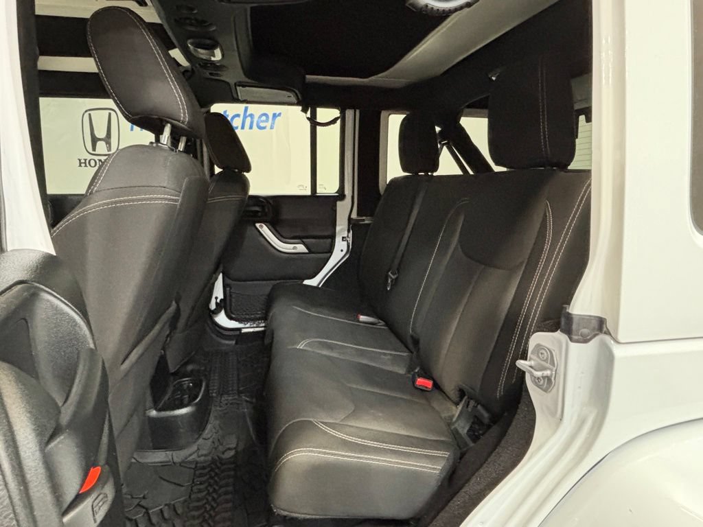 Used 2017 Jeep Wrangler Unlimited Sahara w/ Connectivity Group AWD/4WD image 24
