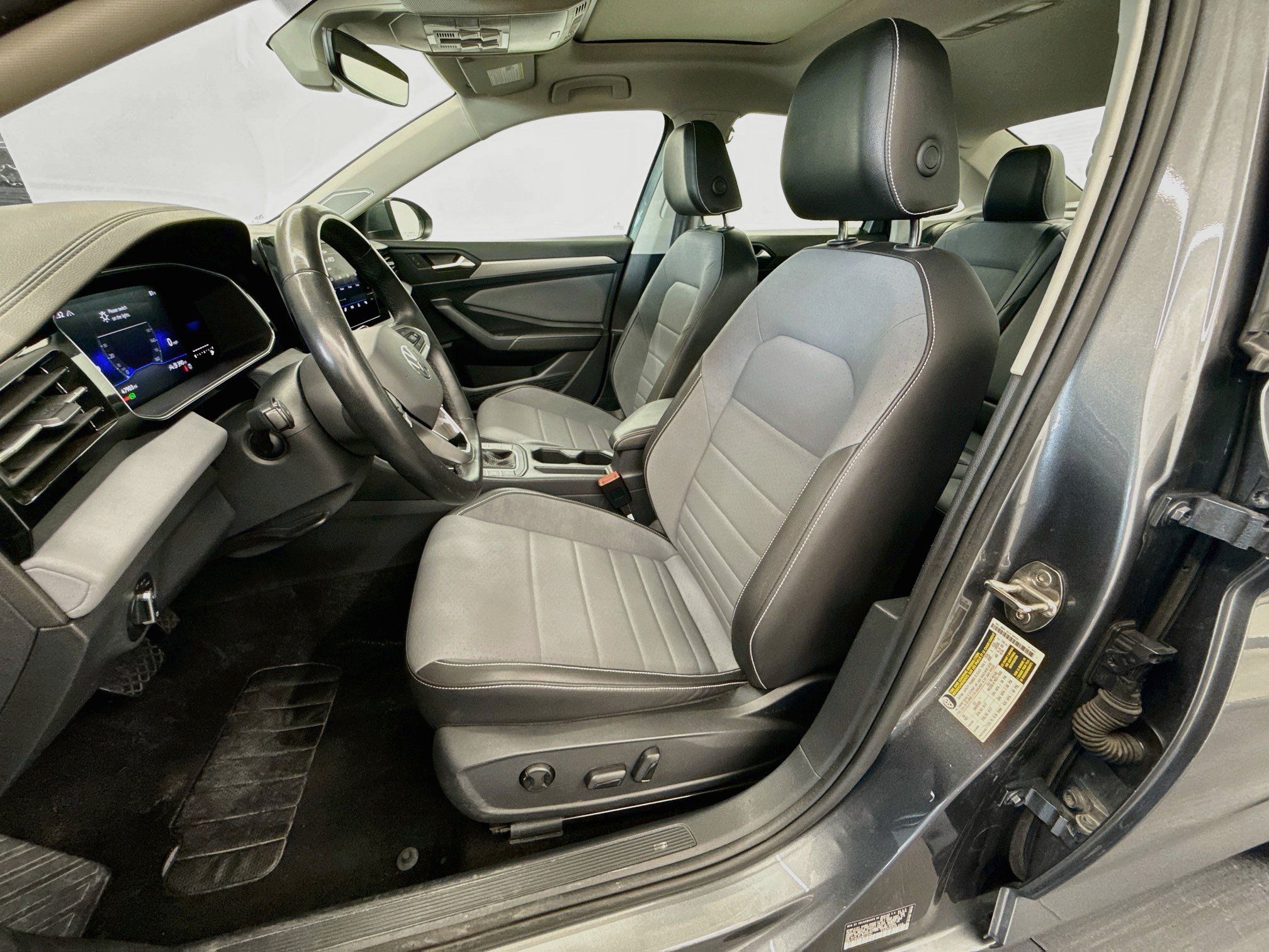 Used 2025 Volkswagen Jetta SE FWD image 13