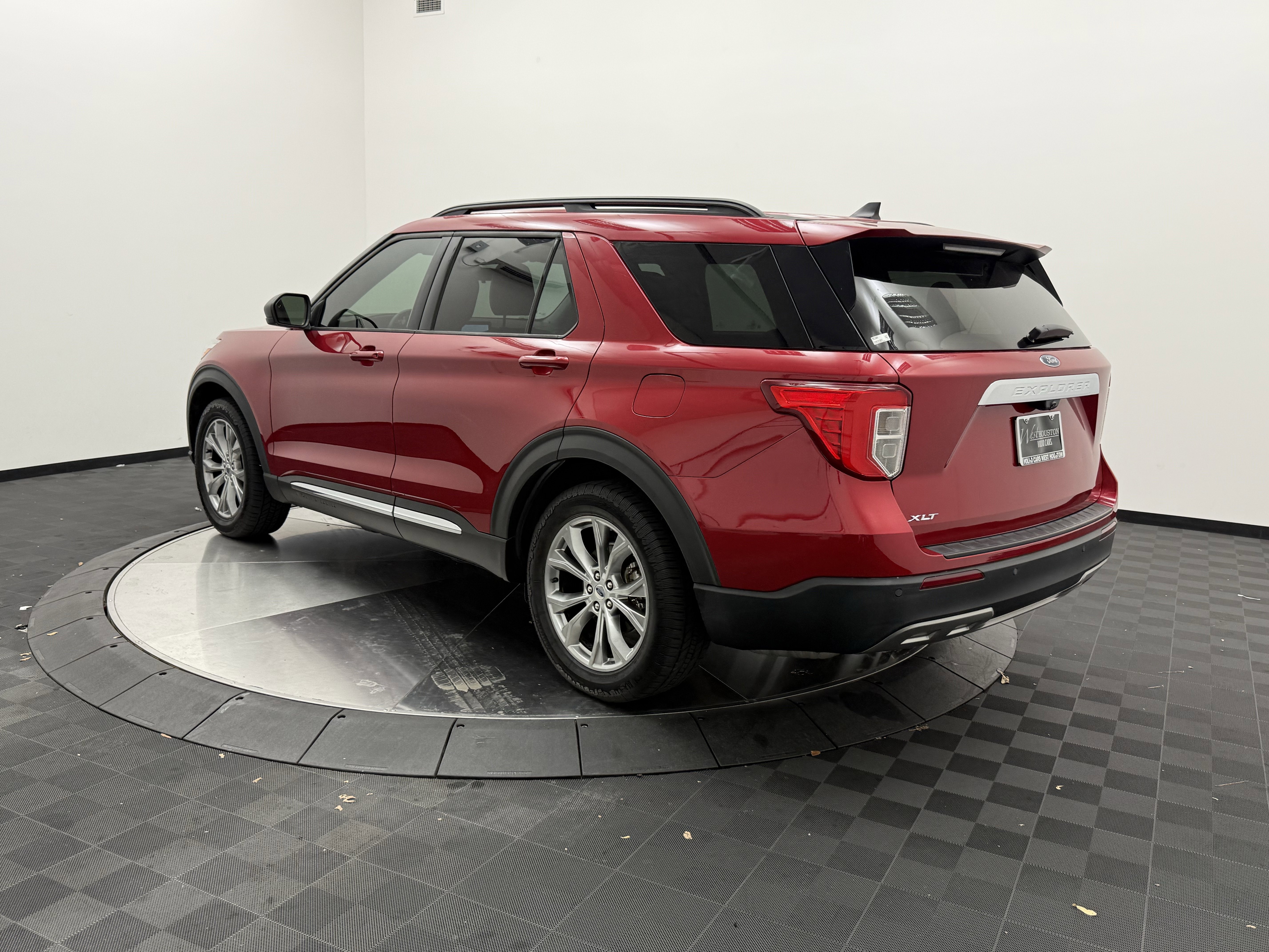 Used 2021 Ford Explorer XLT w/ Equipment Group 202A image 6