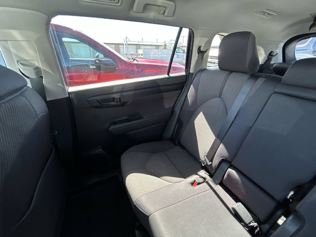 Used 2025 Toyota Highlander LE AWD/4WD image 4
