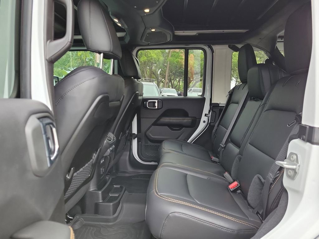 Used 2025 Jeep Wrangler Unlimited Sahara AWD/4WD image 15