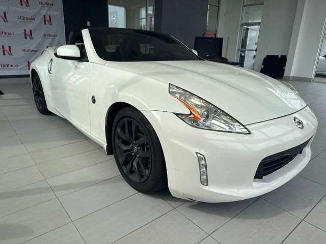 Used 2016 Nissan 370Z Touring RWD image 2