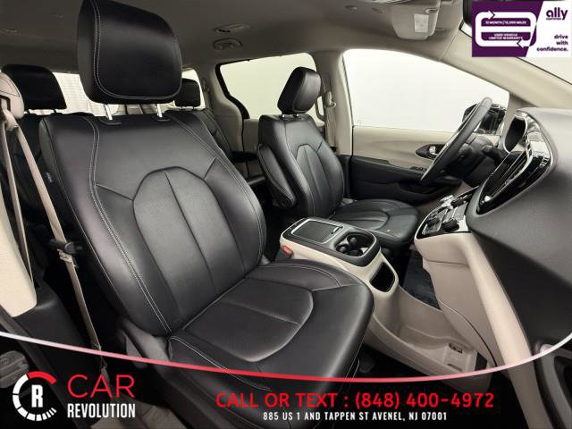 Used 2024 Chrysler Pacifica Touring-L FWD image 53